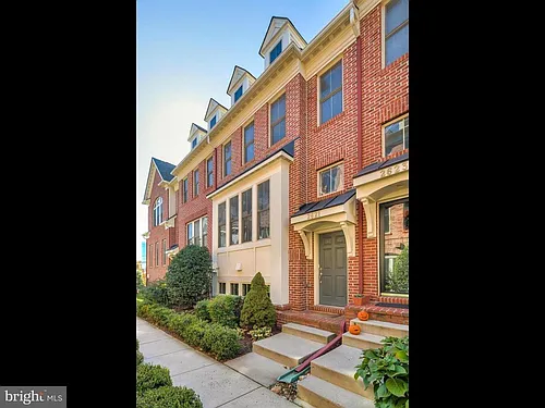 2621 S Kenmore Ct Photo 1