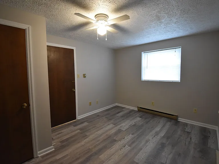 212 W East St — Photo 9