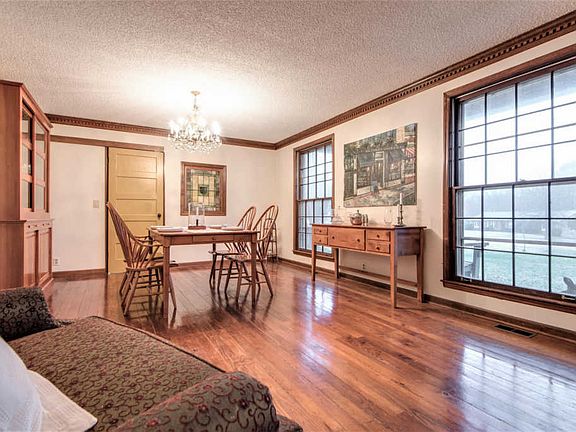 5th image of 2209 Oakwood Dr W