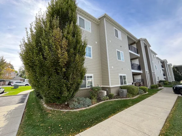 Modern Comfort in a Prime Layton Location | Creekside Oaks Apartments