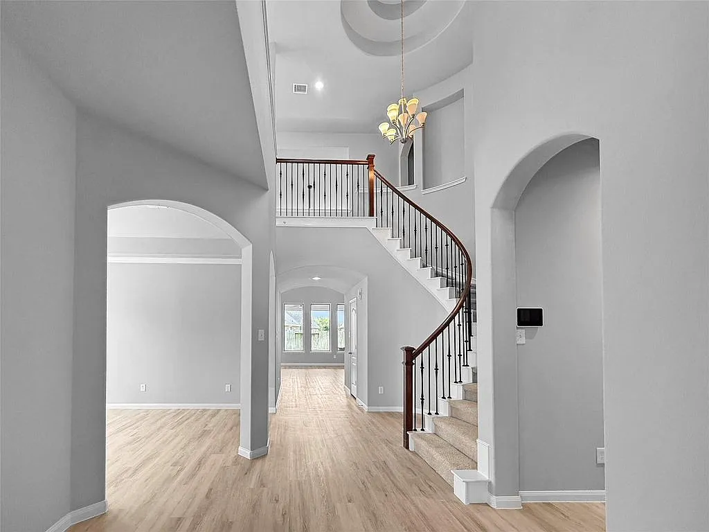 4 bed, 3701 sqft, $3,500 — Photo 2