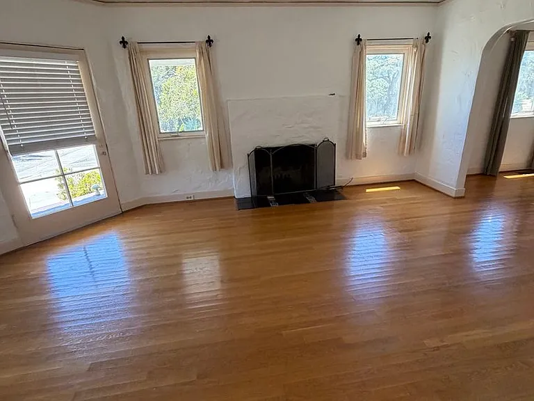 635 E Victoria St — Photo 5