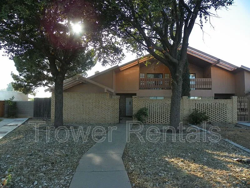 3 bed, 2.0 bath, 2467 sqft, $2,200 — Photo 3