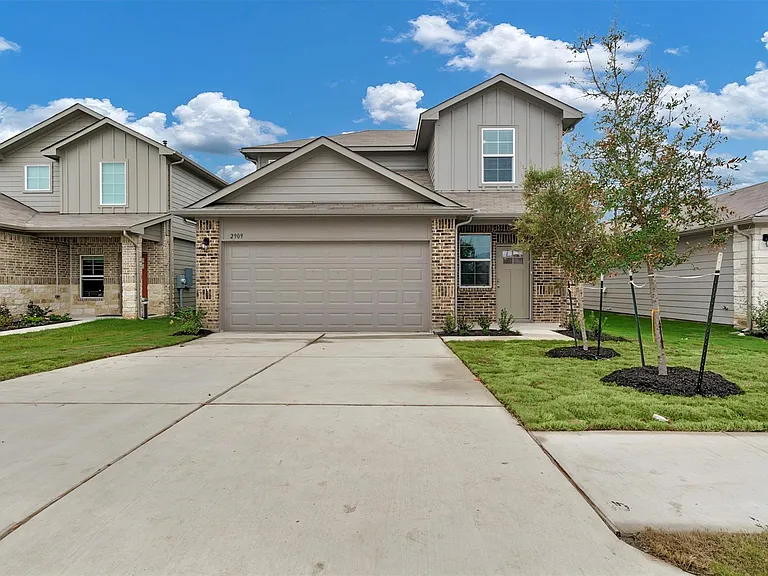 2909 Tweedy Trl — Photo 2