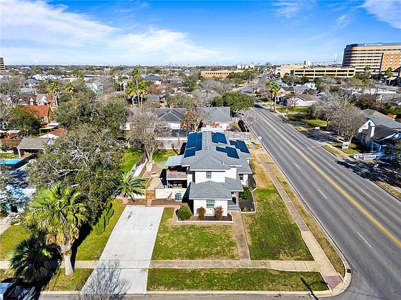 4th image of 302 Cole St