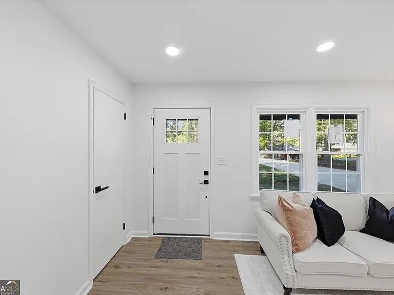2082 Rosewood Rd — Photo 1