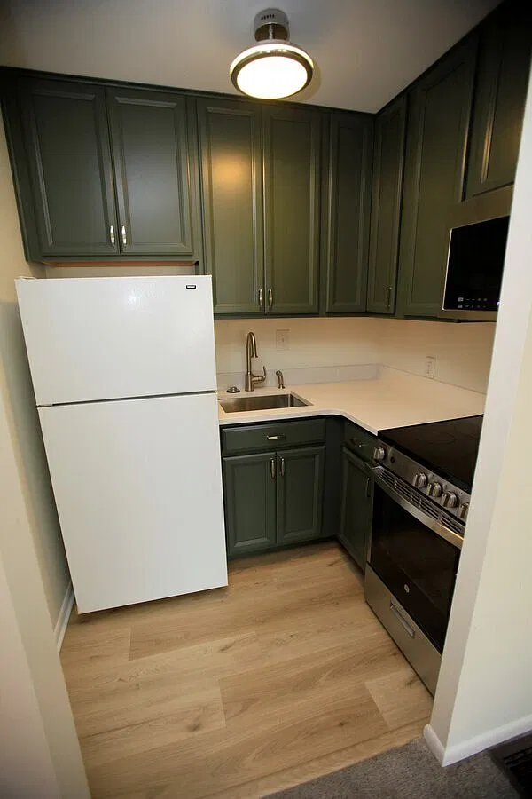 526 S Division St — Photo 3