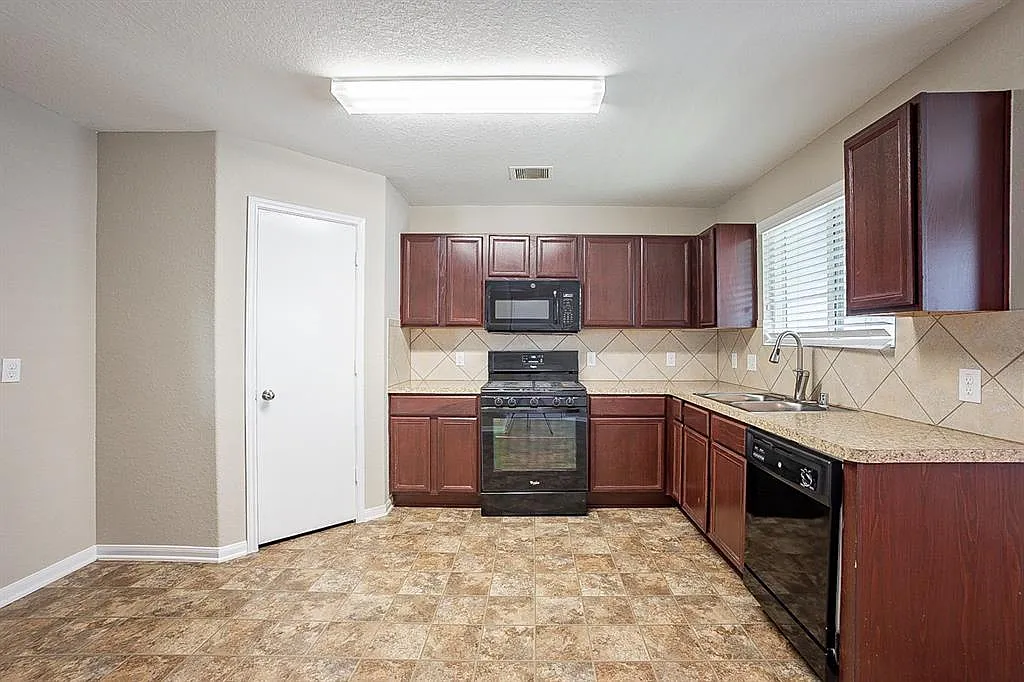 3 bed, 2.0 bath, 1440 sqft, $1,900 — Photo 2