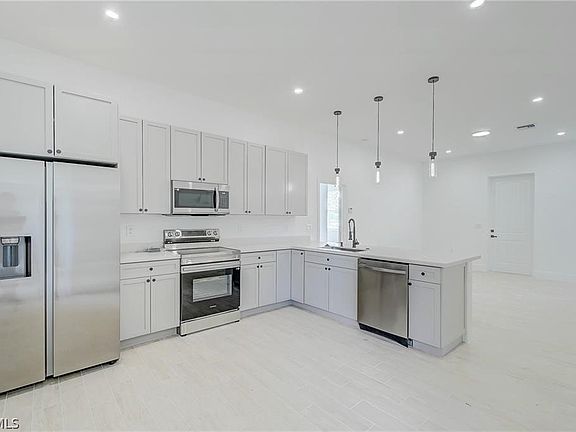3rd image of 940 Lakeside Dr