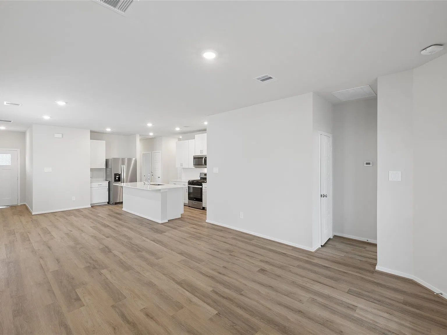 3 bed, 2.0 bath, 1405 sqft, $2,100 — Photo 3