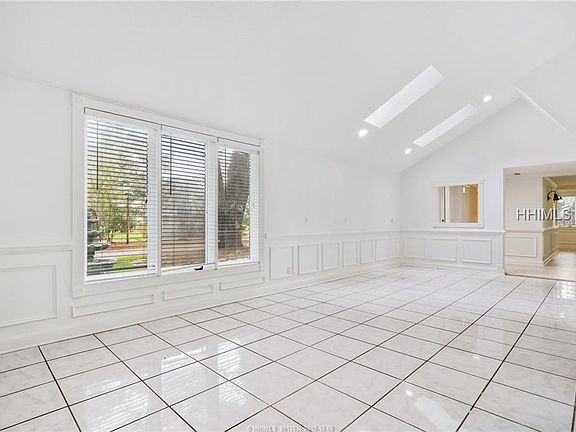 5th image of 19 Oak Marsh Dr
