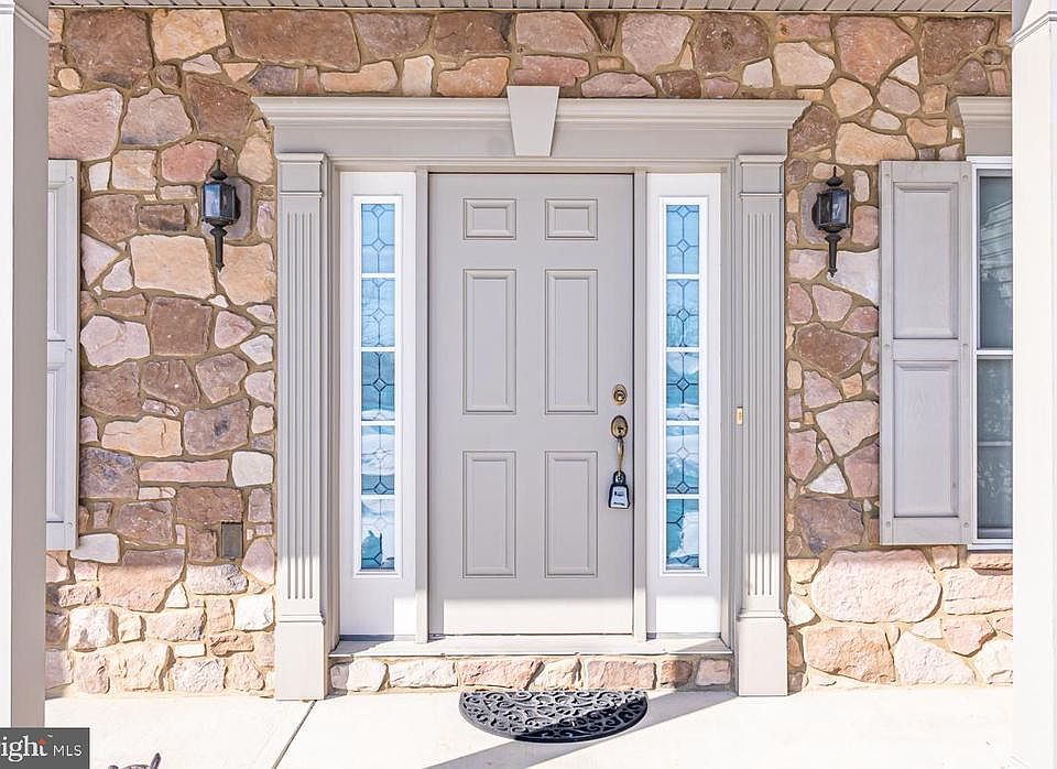 1st image of 215 WHITE OAK CIRCLE