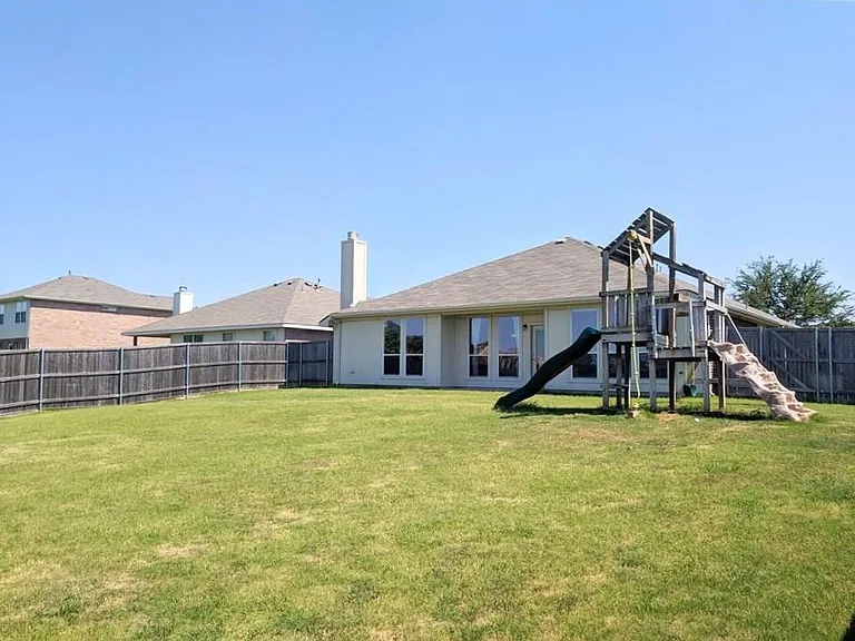 2200 Fieldcrest Dr — Photo 25