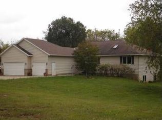 208 Stonehenge Dr, Mankato, MN 56001