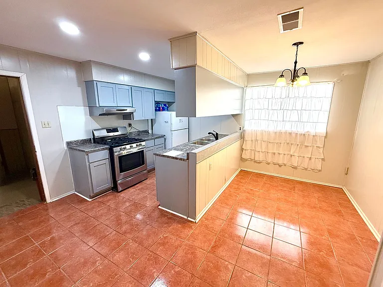 1820 W Southcross Blvd — Photo 10