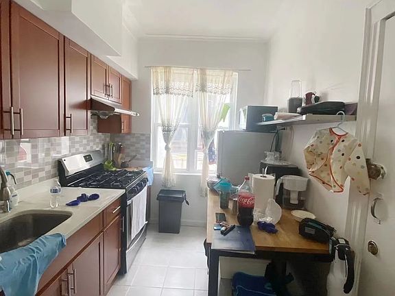 4th image of 2632 95th St