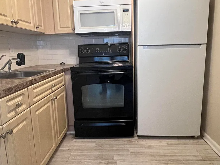 173 Waltham E #173-H — Photo 2