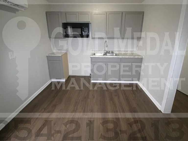 711 W Avenue C — Photo 8