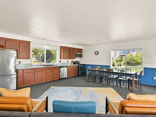 213 NE Conifer Blvd #111D