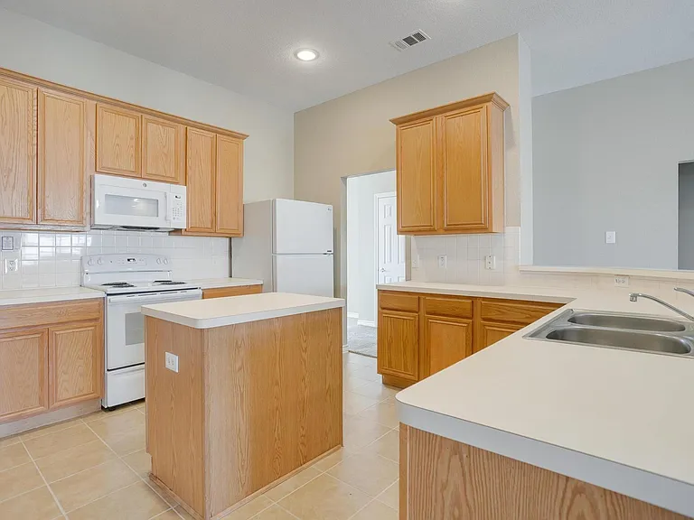 9508 Fox Hill Dr — Photo 8