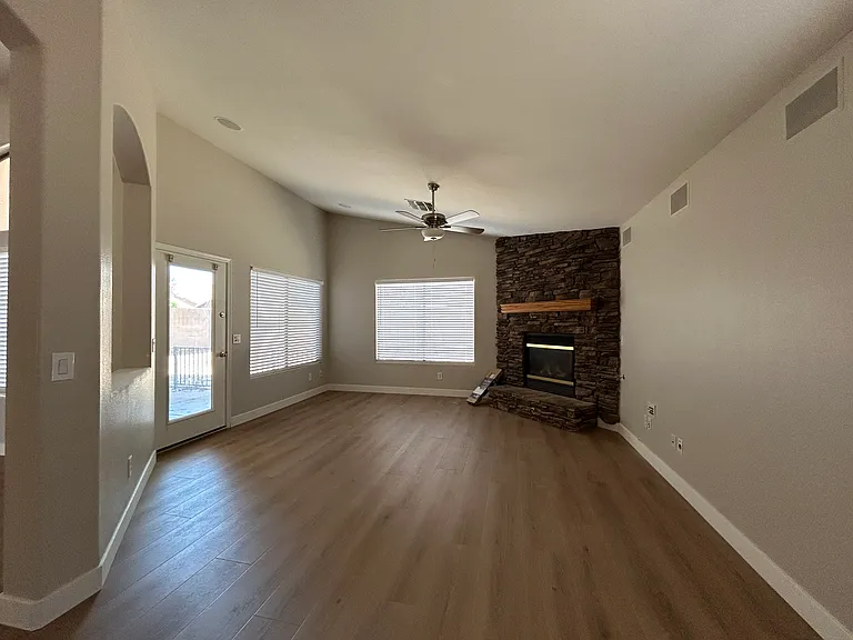 434 E Chicory Pl — Photo 3