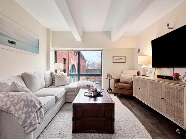 42 8th St APT 3401, Charlestown, MA 02129