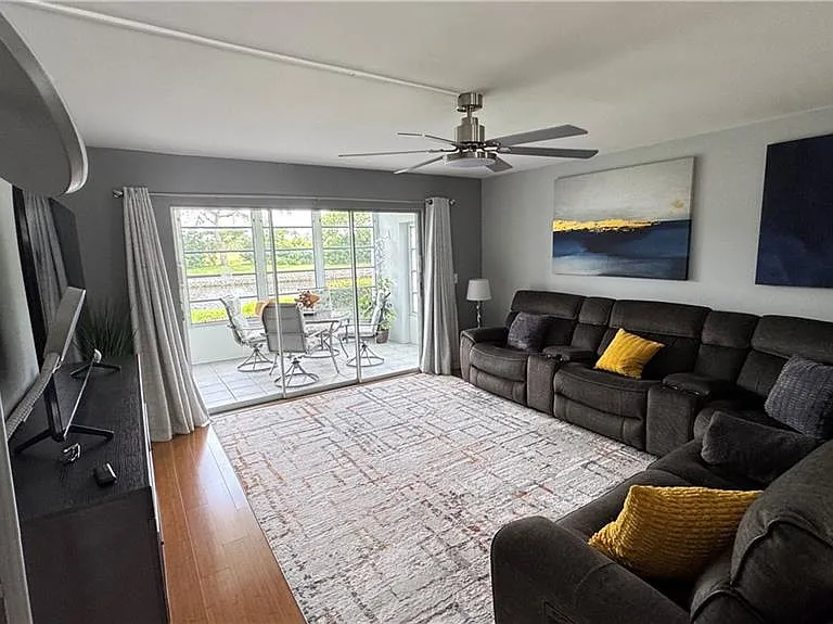 600 Valley Stream Dr #F6 — Photo 3