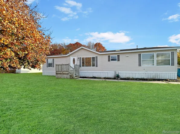 2300 Ironwood Dr, Clarkston, MI 48348