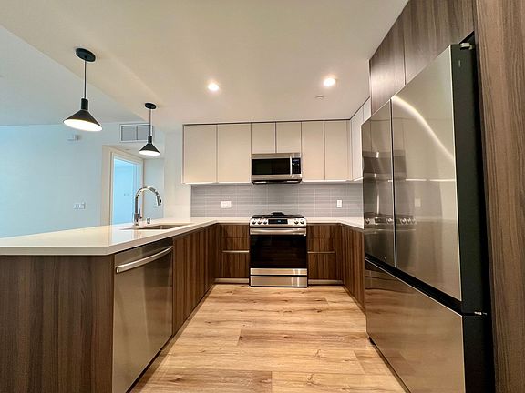 4th image of 5801 Camerford Ave #201