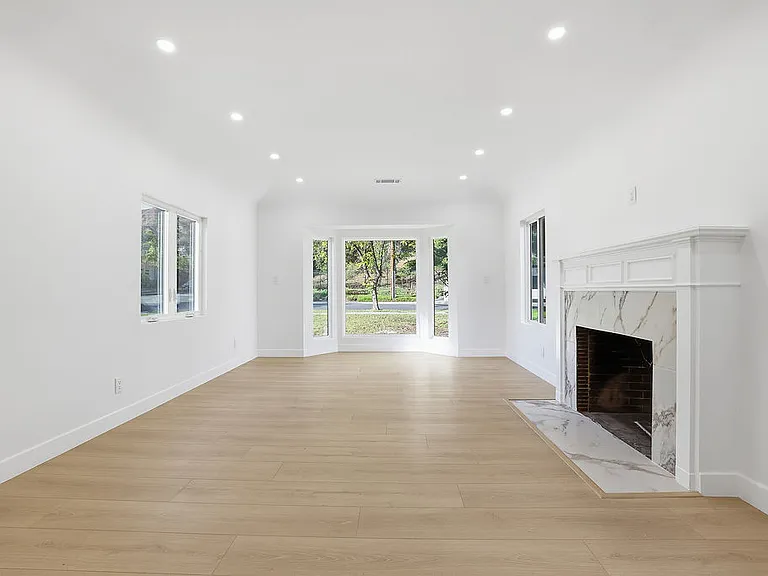 1722 Bel Aire Dr — Photo 3