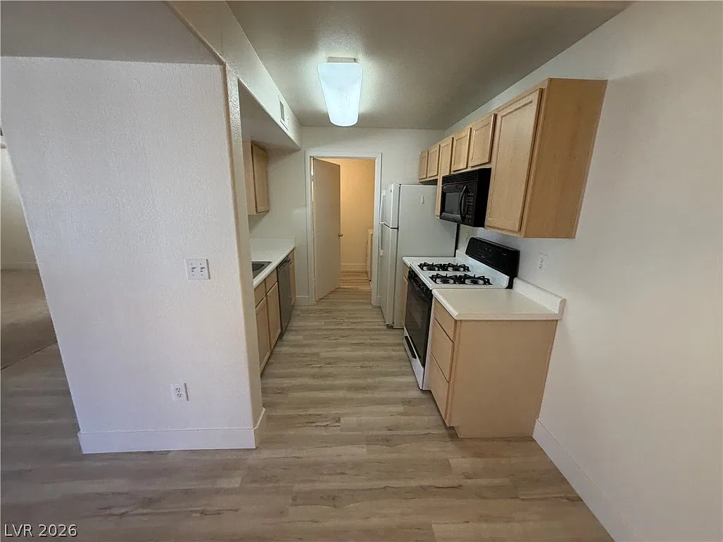 2 bed, 2.0 bath, 921 sqft, $1,495 — Photo 4