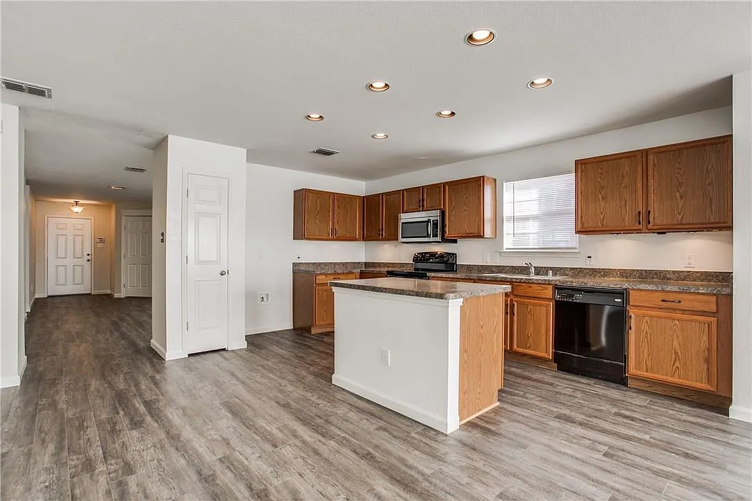 3 bed, 2039 sqft, $2,100 — Photo 2