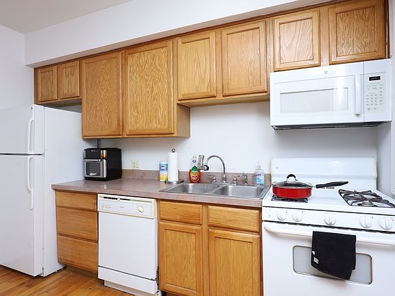 3rd image of 936 W Sunnyside Ave #602