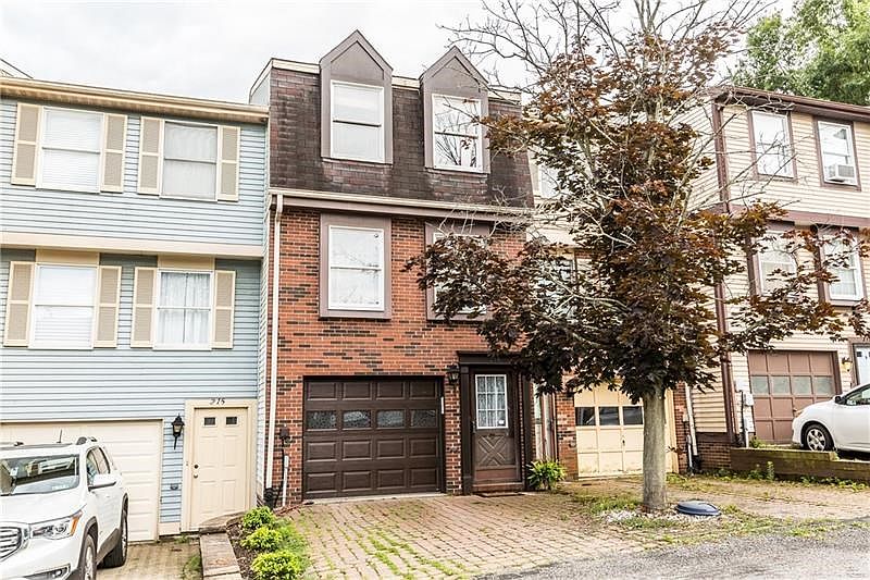 Welcome to this well maintained 2 bedroom townhouse.