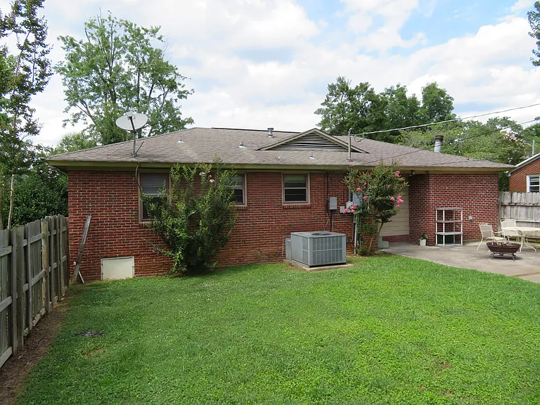 1900 Stevens Dr NE — Photo 7
