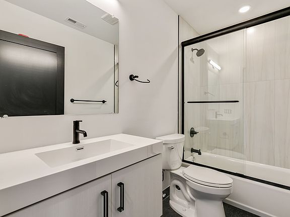 5th image of 3045-51 Richmond St #202