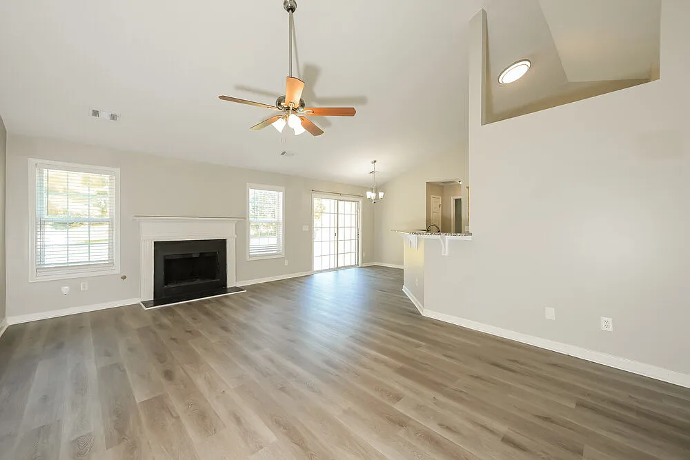 3 bed, 2.0 bath, 1680 sqft, $2,395 — Photo 3