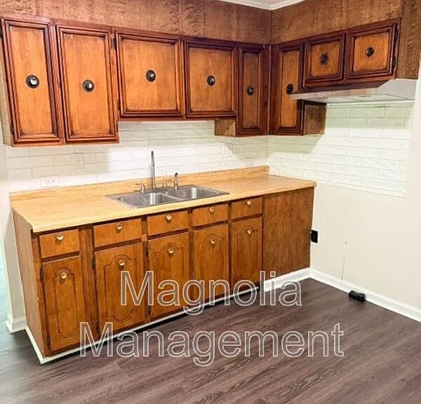 1880 Julia Ave — Photo 7