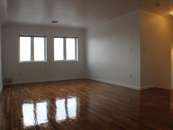 2nd image of 2581 Schurz Ave #2