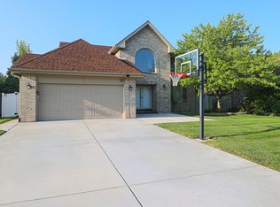 860 Kent Cir, Bartlett, IL 60103