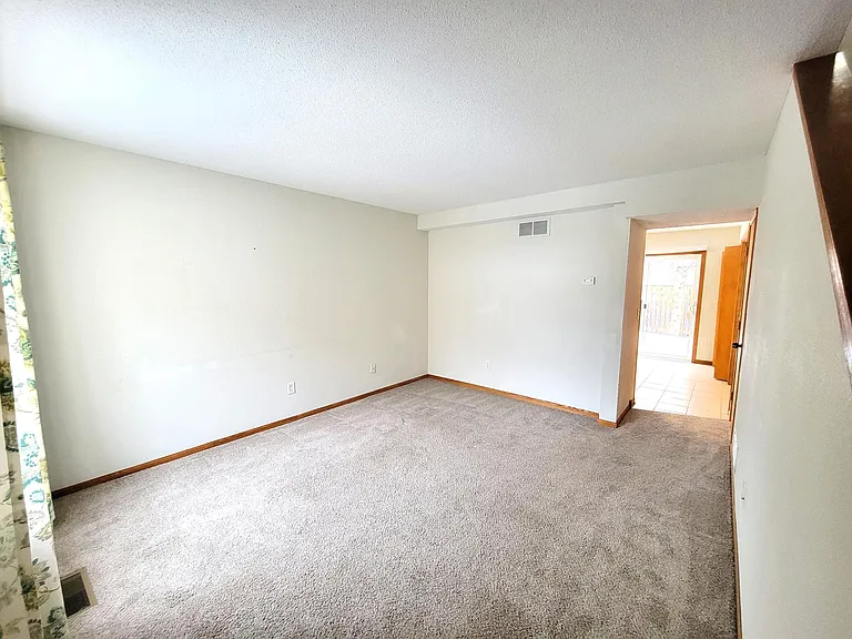 915 7th St #14 — Photo 9