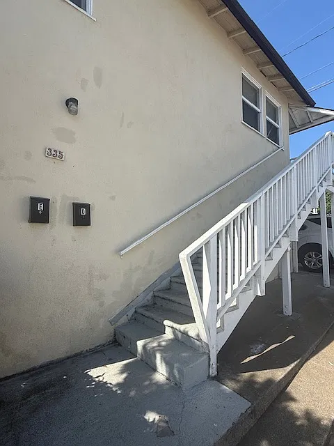 335 Eucalyptus Dr — Photo 2