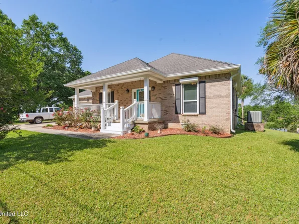 1405 Bay Ridge Dr, Gautier, MS 39553