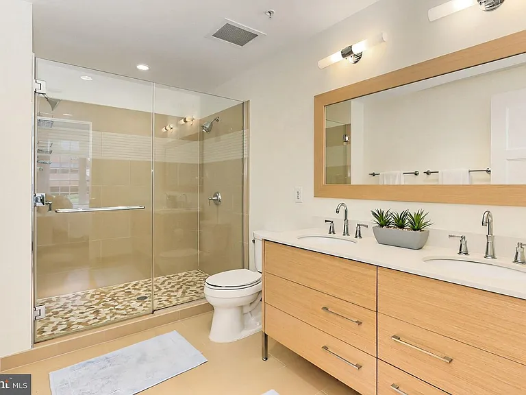 1700 Clarendon Blvd #123 — Photo 28