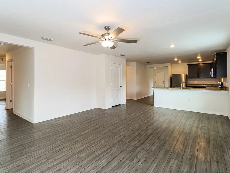 250 Catalonia Ave NW — Photo 6