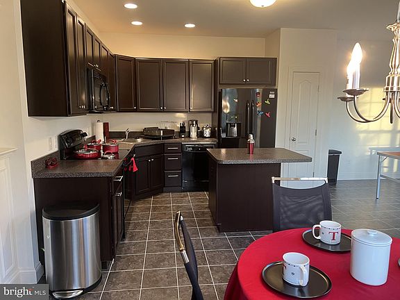 5th image of 233 Kennedy Dr
