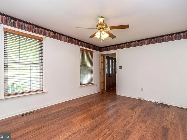 100 Live Oak Dr — Photo 9