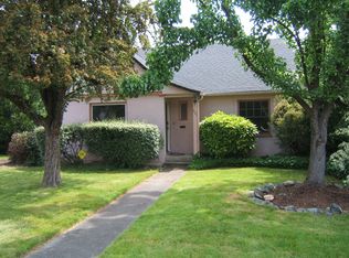 621 NE Dean Dr, Grants Pass, OR 97526