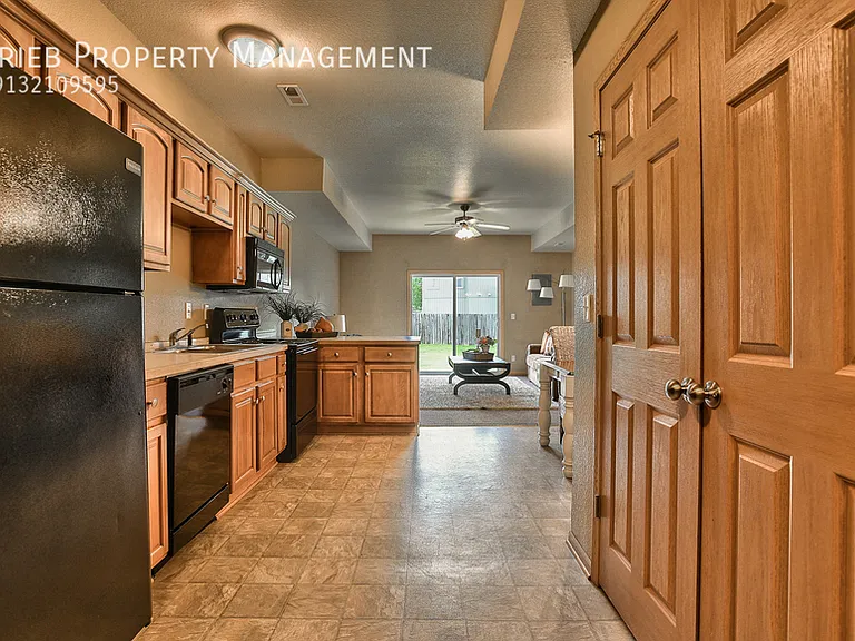 824 Woodson Ct — Photo 7