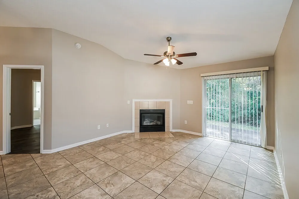 4 bed, 2.0 bath, 1774 sqft, $2,165 — Photo 3